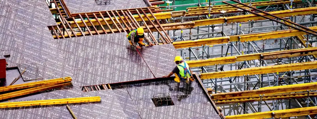 Film faced plywood sheet for concrete formwork reuse and long service life Film faced plywood sheet reused in concrete formwork applications for reliable jobsite performance